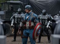 Captain America: The First Avenger – Fürchtet weder Tod noch Teufel: Captain America Steve Rogers (Chris Evans) ...