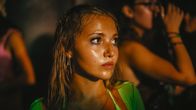 How to Have Sex – Beim Partyurlaub mit ihren Freundinnen will Tara (Mia McKenna-Bruce) ihr erstes Mal erleben, doch sie macht dabei eine schlechte Erfahrung.
