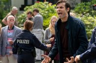 Tatort – Stefan Pohl (Maximilian Simonischek) kann den Verlust nicht fassen: Sein Lebensgefährte Frank Schneider kam im Einsatz ums Leben.