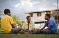 Rituale des Lebens – In Papua-Neuguinea unterhalten sich drei Frauen über die Rituale des Erwachsenwerdens.
