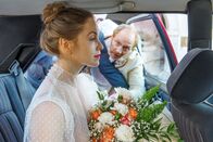 Der Metzger traut sich – Danjela Djurkovic (Valery Tscheplanowa) und Willibald Adrian Metzger (Simon Schwarz)