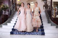 Plötzlich Star – Kaum wird Grace (Selena Gomez, M.) mit der reichen Erbin Cordelia verwechselt, findet sie sich mit ihren Freundinnen Emma (Katie Cassidy, r.) und Meg (Leighton Meester, l.) in einer Suite in Monte Carlo wieder, inmitten teurer Kleider und unbezahlbarem Schmuck ...