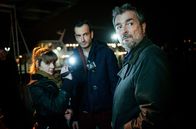 Tatort – Am Hafen: Reto Flückiger (Stefan Gubser, re.) unter steter Beobachtung von Frédéric Roux (Fabian Krüger), einem aggressiven News-Portal-Betreibers.