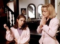Diagnose: Mord – Melissa (Alanna Ubach, l.) gibt ihrer Mutter (Catherine Hicks, r.) ein falsches Alibi.
