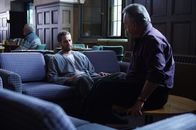 The Lazarus Project – Anstatt nach der Vollstreckung des Todesurteils im Jenseits aufzuwachen, findet sich Ben (Paul Walker, l.) in einer psychiatrischen Klinik wieder - bei dem dubiosen Father Ezra (Bob Gunton, r.) ...