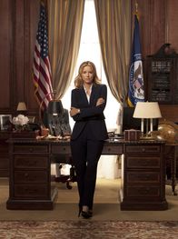Madam Secretary – (1. Staffel) - Überraschend wird die Professorin und frühere CIA-Analystin Dr. Elizabeth McCord (Téa Leoni) von ihrem ehemaligen Abteilungsleiter, der inzwischen Präsident der Vereinigten Staaten ist, zur neuen Außenministerin ernannt. Denn der Präsident wünscht sich eine ihm loyale Person ohne Vorgeschichte in diesem Amt ...