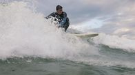 Gaza Surf Club – Ibrahim, 23, surft in den Wellen vor Gaza.