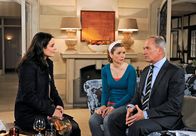 Rote Rosen – ARD ROTE ROSEN FOLGE 1215 Uhr im ERSTEN. Susann (Elisabeth Lanz, l.) unterstützt Fenjas (Carola Schnell, M.) Wunsch, Köchin zu werden. Doch Roman (Johannes Terne, r.) bleibt unerbittlich.