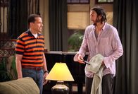Two and a Half Men – Alan (Jon Cryer, l.) hat Charlies Haus geerbt, kann es sich aber nicht leisten. Mitten in der Suche nach einem Käufer trifft er auf den IT-Milliardär Walden Schmidt (Ashton Kutcher, r.), der sich gerade im Ozean ertränken wollte ...