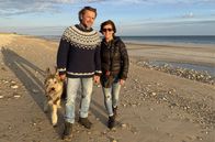 Wir werden Camper – Britta Hofmeister (r) und Andreas Werner mit Hund Toni auf der Ile de Ré am Strand.