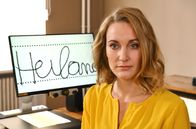 Die Heiland - Wir sind Anwalt – ARD DIE HEILAND - WIR SIND ANWALT, III. Staffel mit 13 neuen Folgen ab (02.11.21), immer dienstags um 20.15 Uhr im Ersten. Die blinde Anwältin Romy Heiland (Christina Athenstädt).