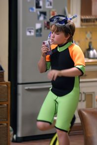 Two and a Half Men – Ist begeistert von dem neuen reichen Freund seiner Mutter: Jake (Angus T. Jones) ...