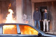 Bastille Day – Bei ihren Ermittlungen geraten Michael Mason (Richard Madden, r.) und Sean Briar (Idris Elba, l.) in Lebensgefahr.