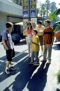 Malcolm mittendrin – Malcolm (Frankie Muniz, li.) ist mit seinen Eltern Lois (Jane Kaczmarek, 2.v.li.) und Hal (Bryan Cranston, 2.v.re.) sowie seinen Brüdern Reese (Justin Berfield, re.) und Dewey (Erik Per Sullivan, mi.) im Zoo unterwegs.