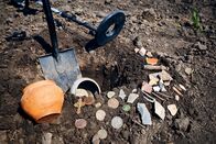 Treasure Hunters Down Under – Search for treasure in the countryside in the field