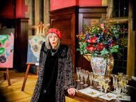 Professor T – Bei ihrer Ausstellungseröffnung wartet Adelaide Tempest (Frances De La Tour) vergebens auf ihren Sohn Jasper.