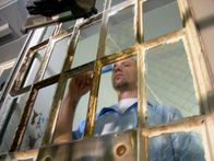 Lockdown - Hinter Gittern – Häftling schaut aus dem Fenster
