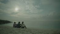 Almost Paradise – Ernesto Alamares (Arthur Acuña,l.), Alex Walker (Christian Kane,m.) und Kai Mendoza (Samantha Richelle)