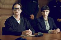 Maria hat Angst – Anwältin Annabelle Martinelli (Natalia Wörner, li.) verteidigt die Polizistin Layla Rekabi (Maral Keshavarz, re.) vor Gericht.