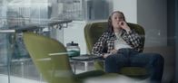 Hacks – Nach einem folgenschweren Tweet über den Senator steht Ava (Hannah Einbinder) vor dem Karriere-Aus und sucht verzweifelt Hilfe bei Manager Jimmy – ihre letzte Hoffnung in einer aussichtslosen Lage.