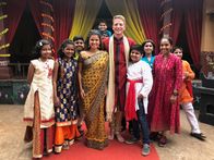 Das erste Mal ... Asien! – Louisa und Philipp in den Filmstudios, in denen Bollywood-Filme gedreht werden. Die beiden bekommen auch eine kleine Rolle.