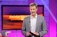 Meister des Alltags – Moderator Florian Weber stellt im SWR Wissensquiz „Meister des Alltags“ die Alltagstauglichkeit seiner prominenten Kandidaten auf die Probe. „Meister des Alltags“ spendet seinen Gewinn einem guten Zweck.