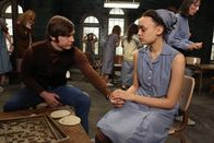 American Horror Story – Kit Walker (Evan Peters, l.) besucht Alma (Britne Oldford, r.) in Briarcliff ...