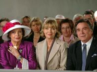 Ich heirate meine Frau – Voller Stolz beobachten Werner (Elmar Wepper), seine Frau Henriette (Gila von Weitershausen, Mitte) und Mimi (Nadja Tiller), wie ihre Kinder zum Traualtar schreiten.