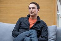 Killing Eve – Die Ermittlung führt zu Aaron Peel (Henry Lloyd-Hughes), den CEO eines Online-Datenzentrums. Weiß er möglicherweise etwas, dass die Ermittler nicht wissen?