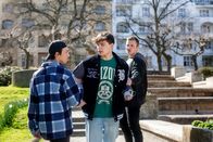 Young Crime – "Rück dein Geld raus!", fordern Rui (Martin Kühn, links) und Max (Fabio Schmidt, rechts) . Mehrfach wird Luis (Julian Kaminski, Mitte) auf dem Schulweg von den beiden schikaniert.
