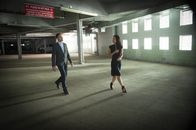 Elementary – Sherlock (Jonny Lee Miller, l.) und Watson (Lucy Liu, r.) unter Druck: Gang-Anführer El Halcoln stellt sie vor ein Ultimatum: Sie haben noch zwei Tage Zeit, um den besagten Mann auszuliefern, sonst greift El Halcoln zu drastischeren Maßnahmen ...