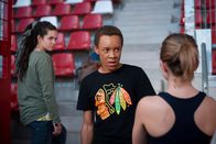 Schloss Einstein – Pawel (Noel Okwanga) steht im wahrsten Sinne des Wortes zwischen Sibel (Josie Hermer, li.) und Cäcilia (Carlotta Weide, re.)