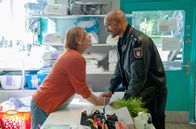 Großstadtrevier – Seit vielen Jahren lässt Lukas Petersen (Patrick Abozen, r.) seine Uniform-Hemden bei Judith Jensen (Birgit Berthold, l.) waschen und bügeln. Für ihn ist die Wäscherei Teil seines Lebens.; ARD GROSSSTADTREVIER XXXVII. STAFFEL, FOLGE 497, "Weiß wie Schnee" Uhr im ERSTEN. Seit vielen Jahren lässt Lukas Petersen (Patrick Abozen, r.) seine Uniform-Hemden bei Judith Jensen (Birgit Berthold, l.) waschen und bügeln. Für ihn ist die Wäscherei Teil seines Lebens.
