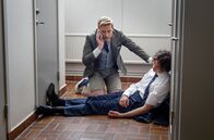 Mord im Mittsommer – Pär (Anton Lundqvist) findet Sebastian (Anton Forsdik) bewusstlos auf. Alles sieht nach einer Überdosis aus.