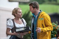Der Bergdoktor – Die Streitereien sind vorbei. Hans (Heiko Ruprecht, r.) bittet Susanne (Natalie O’Hara, l.), sich die Finanzlage der „Mountain-Profis“ anzusehen.