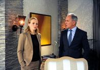 Rote Rosen – ARD ROTE ROSEN FOLGE 1212 Uhr im ERSTEN. Roman (Johannes Terne, r.) unterstellt Bente (Nela Schmitz, l.), gemeinsame Sache mit Vincent gemacht zu haben um ihm zu schaden.