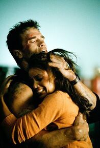 Eraser – Es gibt nur noch einen Mann, dem Lee (Vanessa Williams, r.) ihr Leben anvertrauen kann: John (Arnold Schwarzenegger, l.) ...