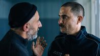 Asbest – Der „Kurde“ (Kida Khodr Ramadan, li.) macht Wärter Besic (Clemens Schick, re.) ein Angebot.