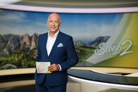Servus um 2 – Alexander Schweitzer posiert für ein Foto