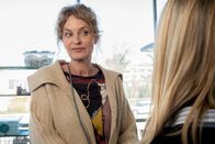Der Alte – Der Leiterin des Pflegedienstes Sabine Doheim (Franziska Schlattner) geht das Wohl ihrer Klienten über alles.