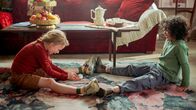 Saïd und Anna – Saïd und Anna geben dem Hamster Freilauf.