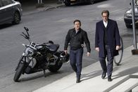 Bull – Als Troy Dickerson wie in Trance seinen Vater erschlägt, ist für Bull (Michael Weatherly, r.) im Gegensatz zu Benny (Freddy Rodriguez, l.) ziemlich schnell klar, dass jemand Troy hypnotisiert und auf einen Trigger konditioniert haben muss, der ihn zum Morden brachte ...