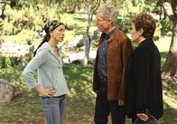 Desperate Housewives – Während Susan hinter Mikes Geheimnis kommt, bekommt Lynette (Felicity Huffman, l.) Besuch von ihrem Stiefvater (Richard Chamberlain, M.), den sie seit 30 Jahren nicht gesehen hat und erfährt, warum er ihre Mutter (Polly Bergen, r.) damals verlassen hat ...