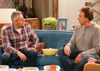Man with a Plan – Adam Burns (Matt LeBlanc, l.); Don Burns (Kevin Nealon, r.)