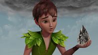 Peter Pan - Neue Abenteuer – Peter Pan hält den Stein der Zwietracht in der Hand. Der Stein kann den Zorn der Menschen aufnehmen.