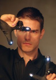 Minority Report – Pre-crime-Cops erstellen aus den Bildern der Pre-Cogs auf einer riesigen Videowand den genauen Ort und den Ablauf des Mordes. Doch eines Tages gerät ausgerechnet der Chef der Pre-crime-Cops, John Anderton (Tom Cruise), unter Mordverdacht ...