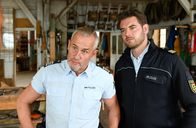 WaPo Bodensee – Paul Schott (Tim Wilde, l.) und Jakob Frings (Max König, r.) müssen einen dubiosen Sprengstofffund aufklären. Was steckt dahinter?