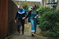 neoriginal: Generation Z – Michael (Robert James-Collier) und Karen (T'Nia Miller) suchen nach den verschwundenen Kindern Maisy und Kofi.