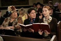 Two and a Half Men – Damit hat Charlie (Charlie Sheen, M.) nicht gerechnet, als er Desiree (Alicia Witt, r.) bei sich aufnahm. Sie schleppt ihn, Jake, Alan und Berta (Conchata Ferrell, l.) in die Kirche ...
