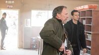 Justified – Detective Willits (Louis Herthum, m.) und Tim Gutterson (Jacob Pitts, r.)